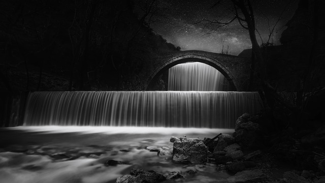 Atmosfera burzy z rwącą rzeką