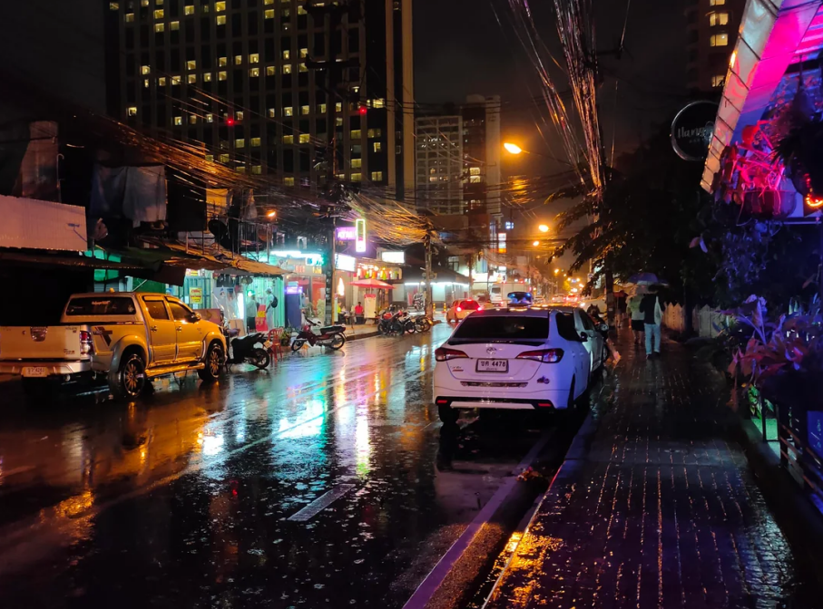 Dźwięki ruchu ulicznego w Chiang Mai, Tajlandia